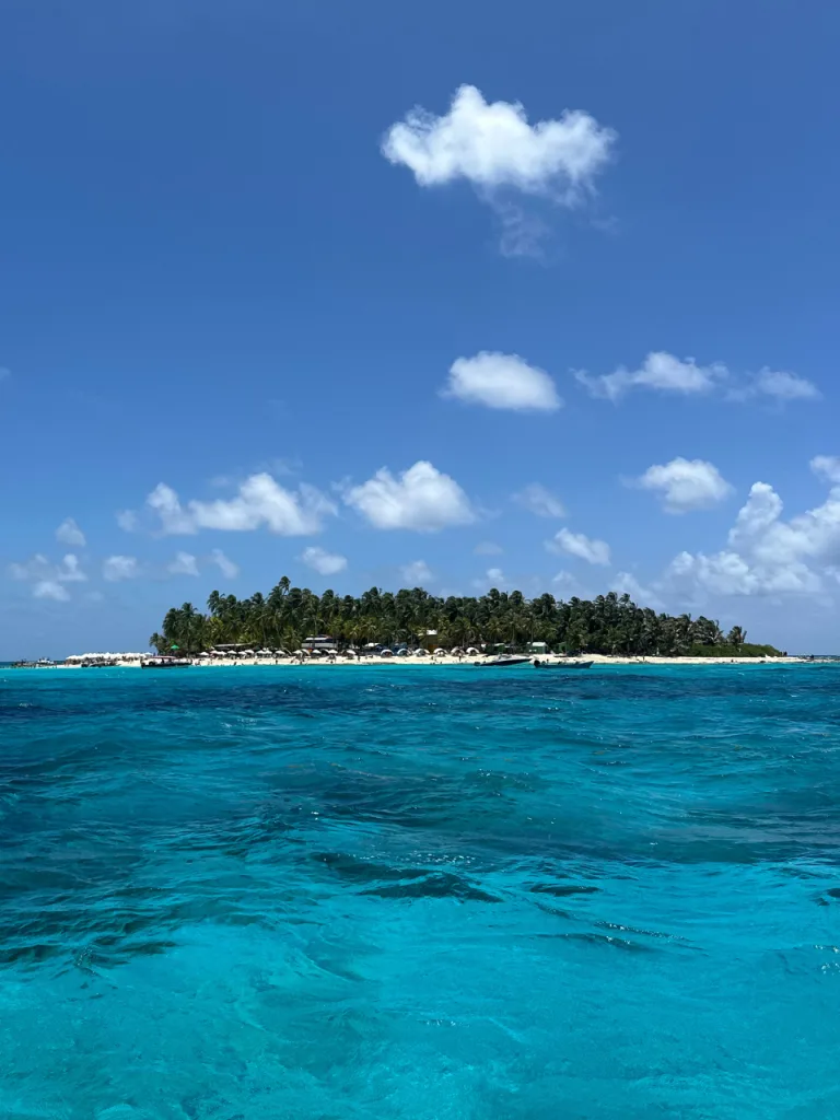 Más allá del azul: ¿Por qué el mar de San Andrés realmente tiene 7 colores? 🌊